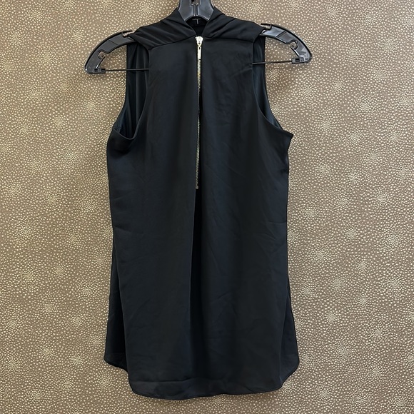 🔥🔥🔥NEW Tahari Black Zip Sleeveless Blouse Top - Picture 4 of 6